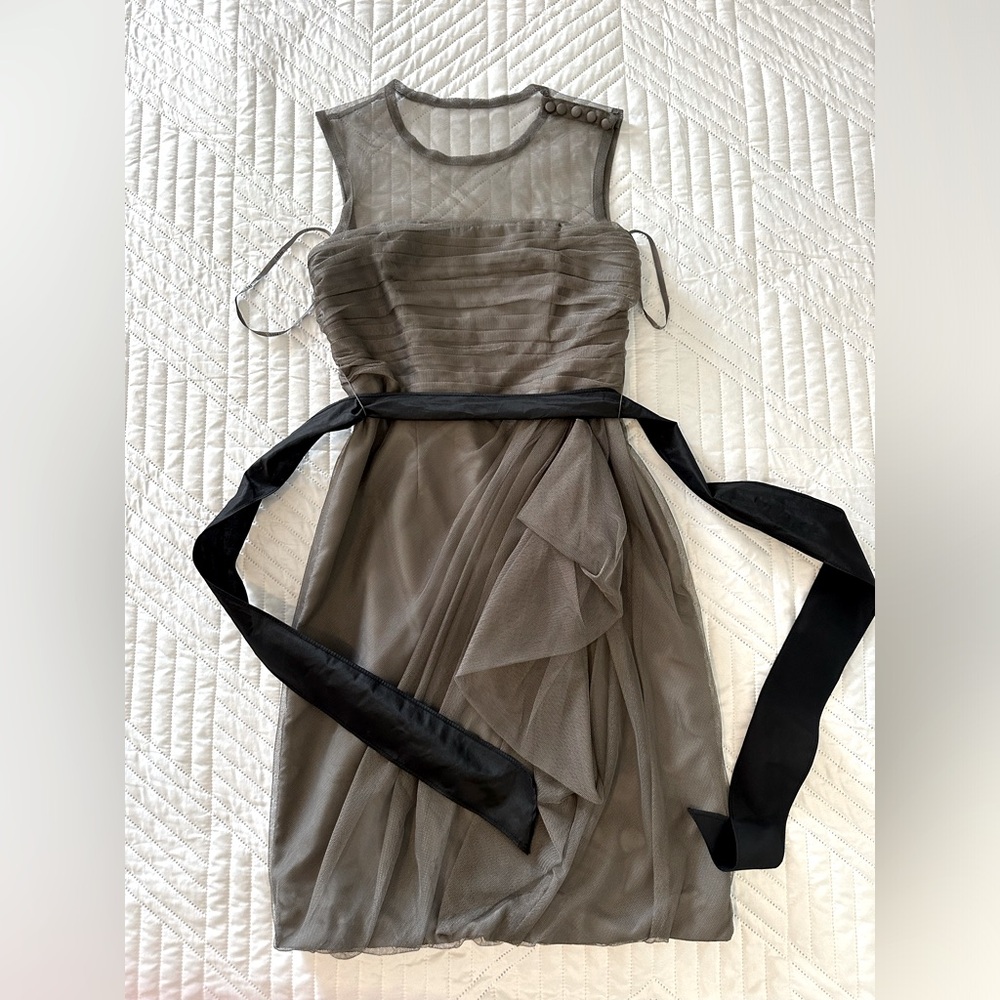Vera Wang party mini dress. Warm gray with black bow at waist. Trendy! Size 2